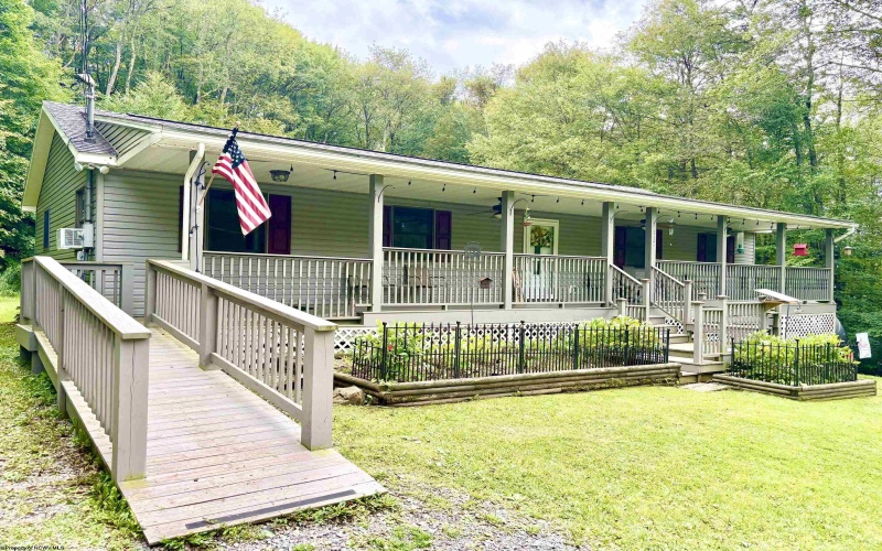 112 Hillside Drive, Thomas, West Virginia 26292-0000, 4 Bedrooms Bedrooms, 8 Rooms Rooms,2 BathroomsBathrooms,Single Family Detached,For Sale,Hillside,0,10166571