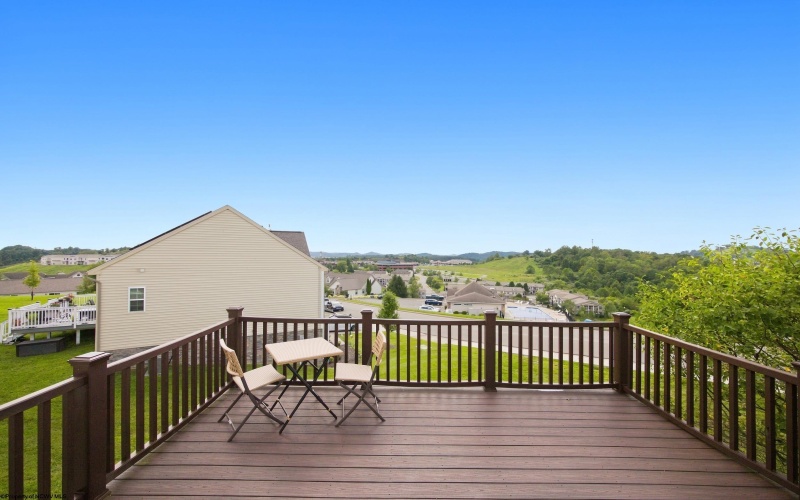 211 Berkshire Circle, Bridgeport, West Virginia 26330, 4 Bedrooms Bedrooms, 14 Rooms Rooms,2 BathroomsBathrooms,Single Family Attached,For Sale,Berkshire,0,10166568