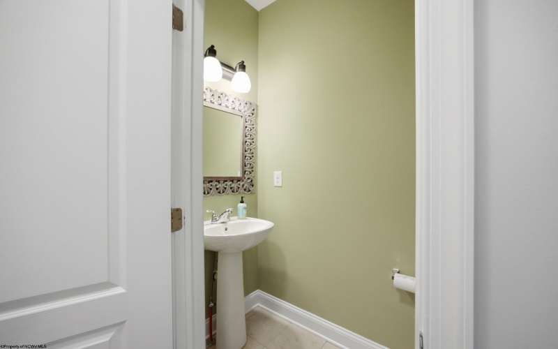 211 Berkshire Circle, Bridgeport, West Virginia 26330, 4 Bedrooms Bedrooms, 14 Rooms Rooms,2 BathroomsBathrooms,Single Family Attached,For Sale,Berkshire,0,10166568