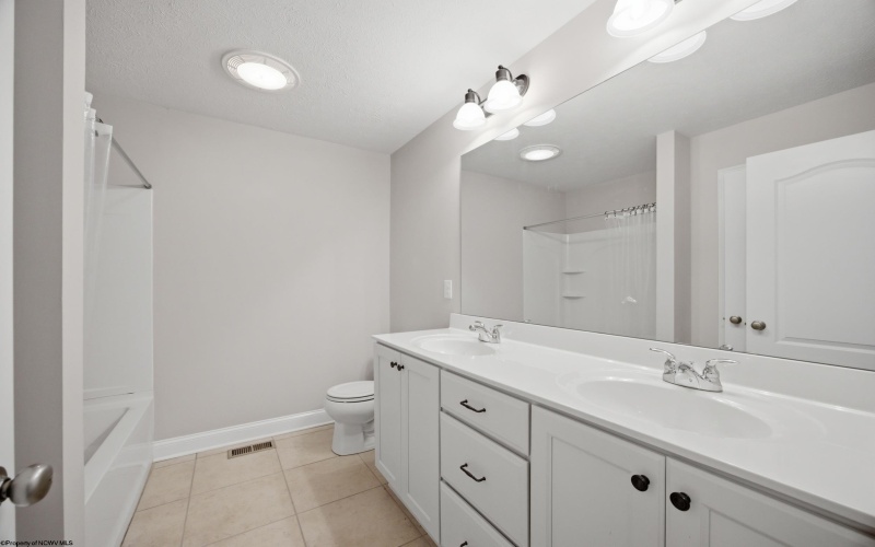 211 Berkshire Circle, Bridgeport, West Virginia 26330, 4 Bedrooms Bedrooms, 14 Rooms Rooms,2 BathroomsBathrooms,Single Family Attached,For Sale,Berkshire,0,10166568