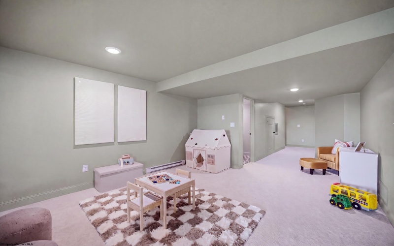 211 Berkshire Circle, Bridgeport, West Virginia 26330, 4 Bedrooms Bedrooms, 14 Rooms Rooms,2 BathroomsBathrooms,Single Family Attached,For Sale,Berkshire,0,10166568