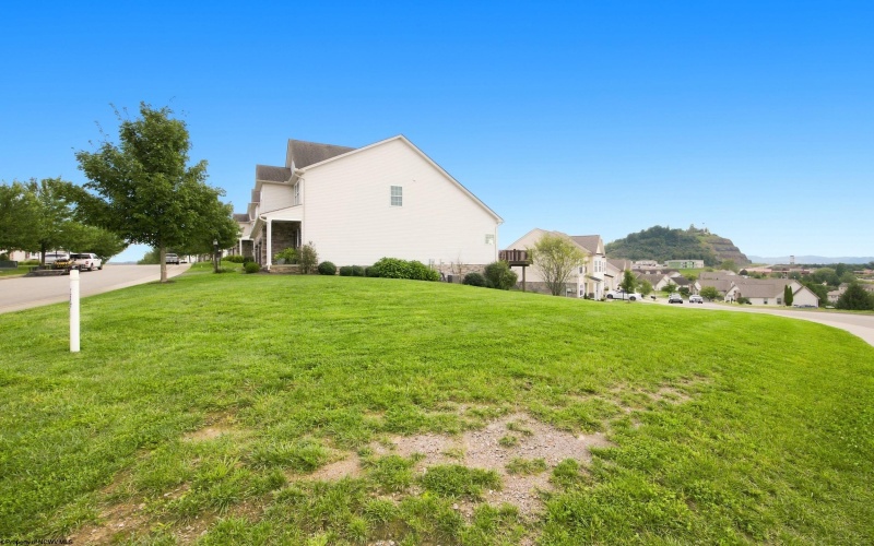 211 Berkshire Circle, Bridgeport, West Virginia 26330, 4 Bedrooms Bedrooms, 14 Rooms Rooms,2 BathroomsBathrooms,Single Family Attached,For Sale,Berkshire,0,10166568