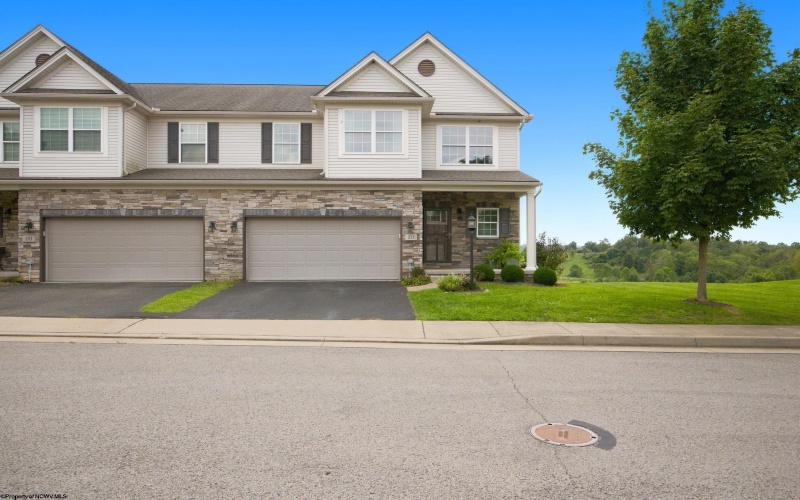 211 Berkshire Circle, Bridgeport, West Virginia 26330, 4 Bedrooms Bedrooms, 14 Rooms Rooms,2 BathroomsBathrooms,Single Family Attached,For Sale,Berkshire,0,10166568