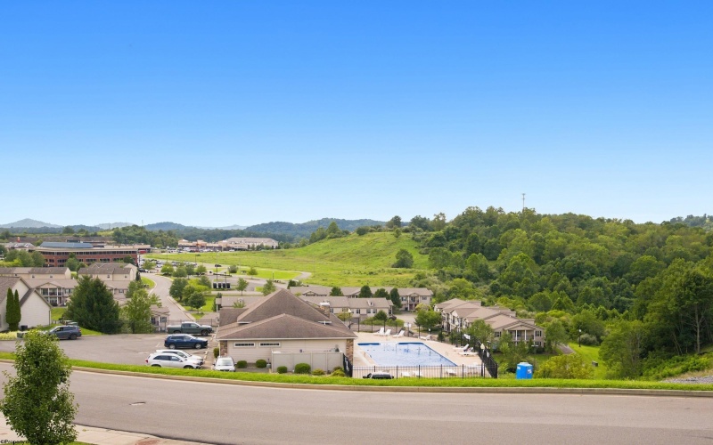 211 Berkshire Circle, Bridgeport, West Virginia 26330, 4 Bedrooms Bedrooms, 14 Rooms Rooms,2 BathroomsBathrooms,Single Family Attached,For Sale,Berkshire,0,10166568