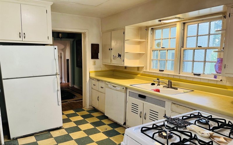 1 E 4th Street, Weston, West Virginia 26452, 4 Bedrooms Bedrooms, 12 Rooms Rooms,2 BathroomsBathrooms,Single Family Detached,For Sale,E 4th,0,10166554