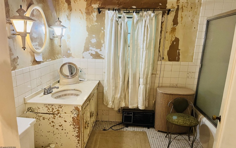 1 E 4th Street, Weston, West Virginia 26452, 4 Bedrooms Bedrooms, 12 Rooms Rooms,2 BathroomsBathrooms,Single Family Detached,For Sale,E 4th,0,10166554