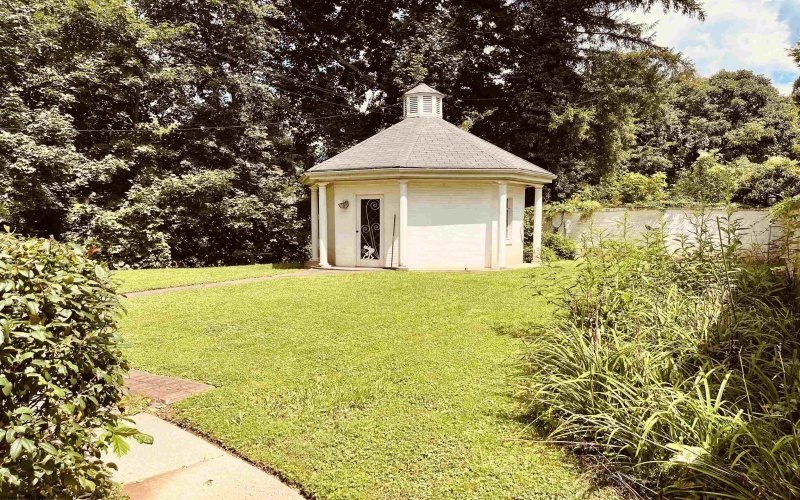1 E 4th Street, Weston, West Virginia 26452, 4 Bedrooms Bedrooms, 12 Rooms Rooms,2 BathroomsBathrooms,Single Family Detached,For Sale,E 4th,0,10166554