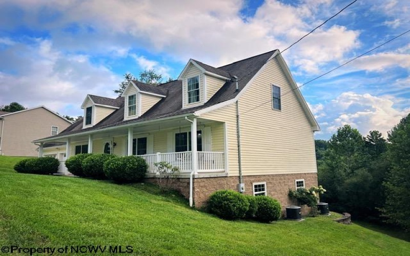 1601 Acorn Drive, Fairmont, West Virginia 26554, 4 Bedrooms Bedrooms, 9 Rooms Rooms,3 BathroomsBathrooms,Single Family Detached,For Sale,Acorn,0,10166556