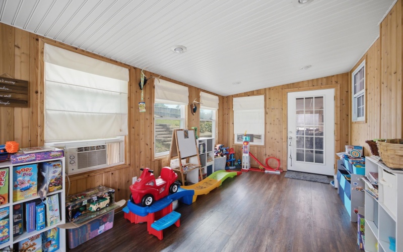 7 Coolview Lane, Bridgeport, West Virginia 26330, 3 Bedrooms Bedrooms, 8 Rooms Rooms,3 BathroomsBathrooms,Single Family Detached,For Sale,Coolview,0,10166552
