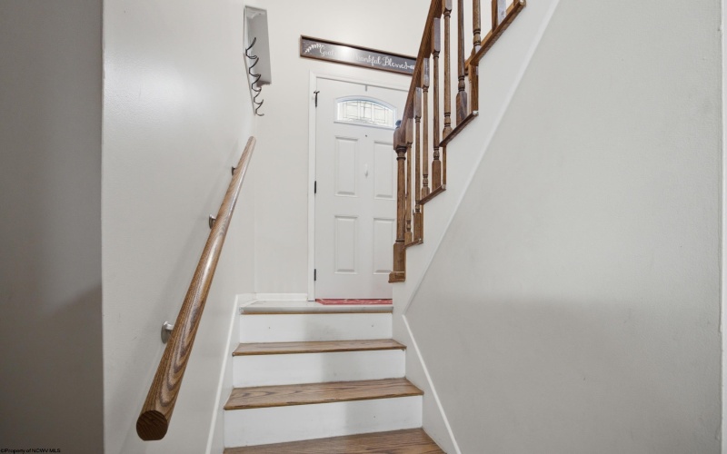 7 Coolview Lane, Bridgeport, West Virginia 26330, 3 Bedrooms Bedrooms, 8 Rooms Rooms,3 BathroomsBathrooms,Single Family Detached,For Sale,Coolview,0,10166552