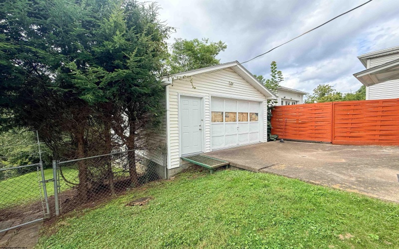 319 Davis Street, Clarksburg, West Virginia 26301, 3 Bedrooms Bedrooms, 6 Rooms Rooms,1 BathroomBathrooms,Single Family Detached,For Sale,Davis,0,10166557