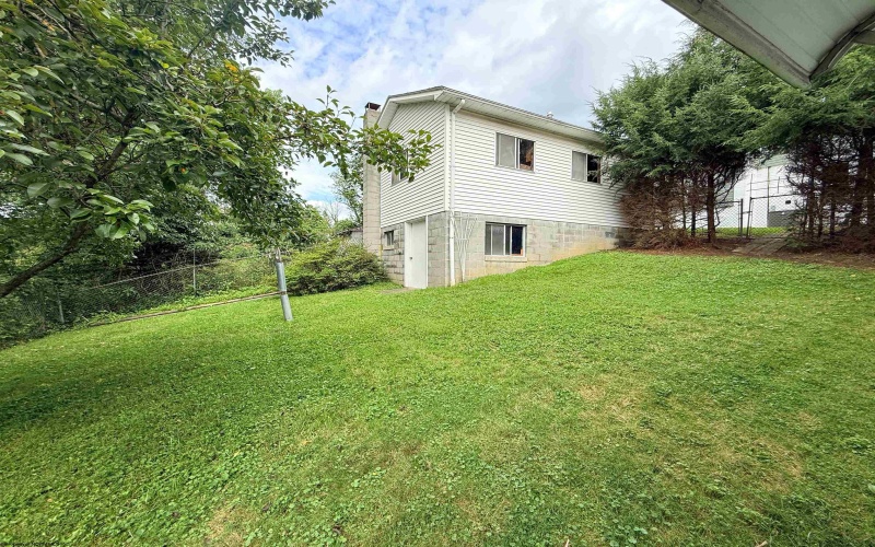 319 Davis Street, Clarksburg, West Virginia 26301, 3 Bedrooms Bedrooms, 6 Rooms Rooms,1 BathroomBathrooms,Single Family Detached,For Sale,Davis,0,10166557