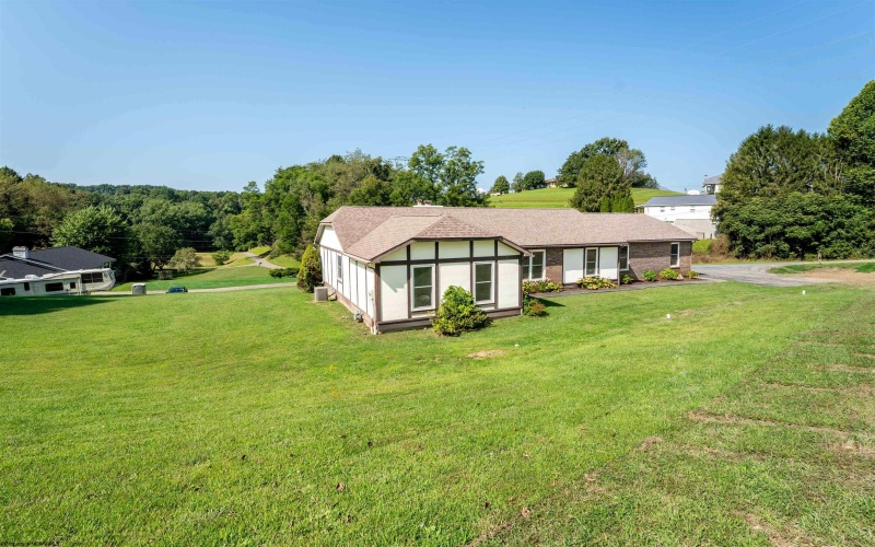 5 Brittany Oaks Drive, Fairmont, West Virginia 26554, 3 Bedroom Bedrooms, 11 Room Rooms,3 BathroomBathrooms,Single Family Detached,For Sale,Brittany Oaks,0,10166740