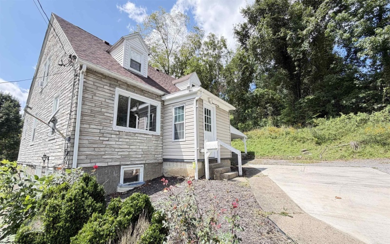 421 Johnson Avenue, Clarksburg, West Virginia 26301-2448, 4 Bedroom Bedrooms, 7 Room Rooms,2 BathroomBathrooms,Single Family Detached,For Sale,Johnson,0,10166745