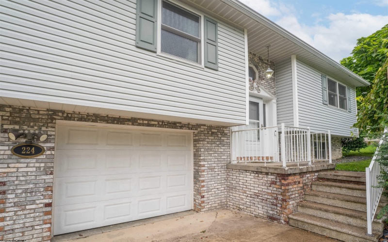 224 Aurora Drive, Morgantown, West Virginia 26508, 3 Bedroom Bedrooms, 6 Room Rooms,2 BathroomBathrooms,Single Family Detached,For Sale,Aurora,0,10166760