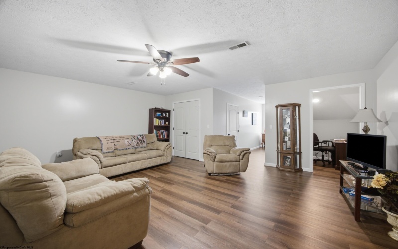 401 Tupelo Lane, Bridgeport, West Virginia 26330, 4 Bedroom Bedrooms, 6 Room Rooms,3 BathroomBathrooms,Single Family Attached,For Sale,Tupelo,0,10166832