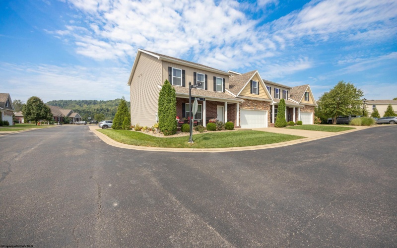 401 Tupelo Lane, Bridgeport, West Virginia 26330, 4 Bedroom Bedrooms, 6 Room Rooms,3 BathroomBathrooms,Single Family Attached,For Sale,Tupelo,0,10166832
