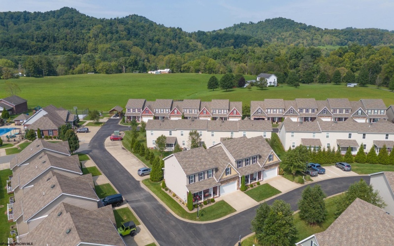 401 Tupelo Lane, Bridgeport, West Virginia 26330, 4 Bedroom Bedrooms, 6 Room Rooms,3 BathroomBathrooms,Single Family Attached,For Sale,Tupelo,0,10166832