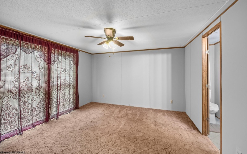 75 Hunters Pen Drive, Weston, West Virginia 26452, 3 Bedroom Bedrooms, 8 Room Rooms,2 BathroomBathrooms,Single Family Detached,For Sale,Hunters Pen,0,10166834