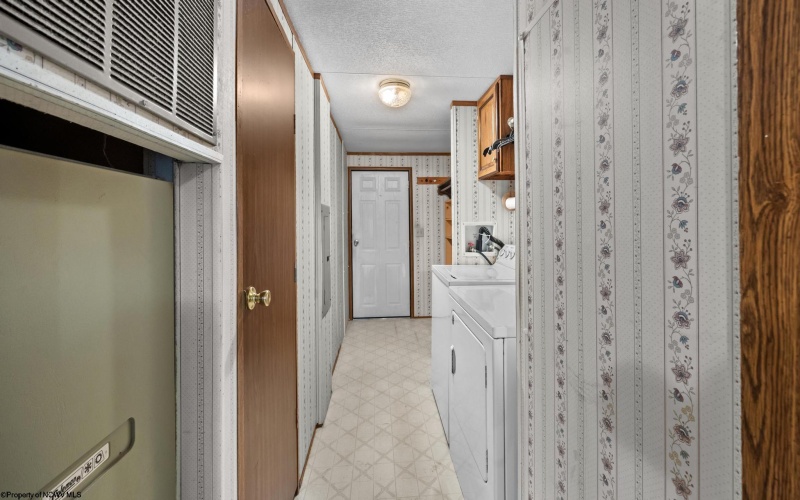 75 Hunters Pen Drive, Weston, West Virginia 26452, 3 Bedroom Bedrooms, 8 Room Rooms,2 BathroomBathrooms,Single Family Detached,For Sale,Hunters Pen,0,10166834