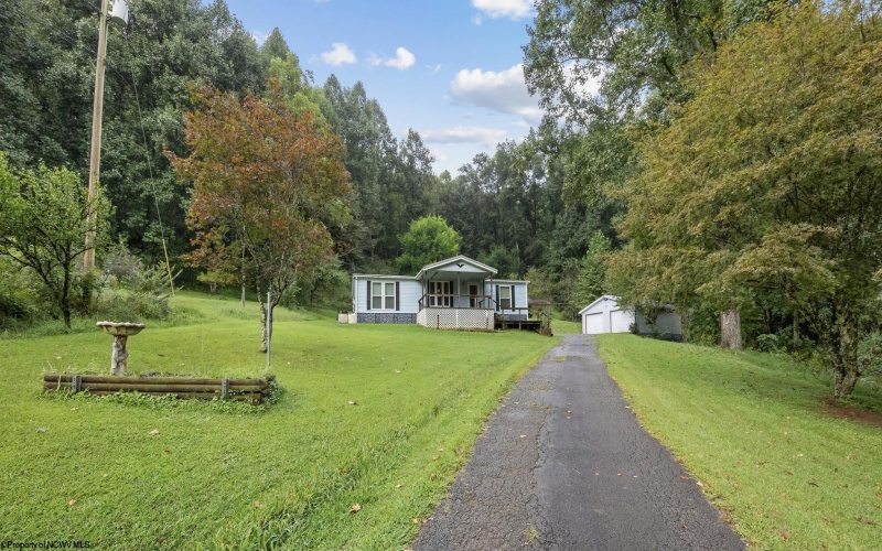 75 Hunters Pen Drive, Weston, West Virginia 26452, 3 Bedroom Bedrooms, 8 Room Rooms,2 BathroomBathrooms,Single Family Detached,For Sale,Hunters Pen,0,10166834