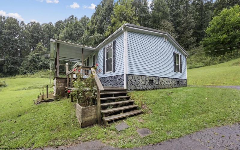 75 Hunters Pen Drive, Weston, West Virginia 26452, 3 Bedroom Bedrooms, 8 Room Rooms,2 BathroomBathrooms,Single Family Detached,For Sale,Hunters Pen,0,10166834