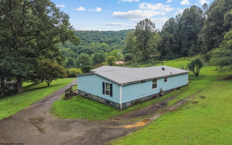 75 Hunters Pen Drive, Weston, West Virginia 26452, 3 Bedroom Bedrooms, 8 Room Rooms,2 BathroomBathrooms,Single Family Detached,For Sale,Hunters Pen,0,10166834