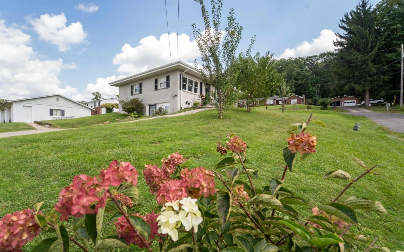 133 Cryster Lane, Morgantown, West Virginia 26508, 3 Bedroom Bedrooms, 6 Room Rooms,2 BathroomBathrooms,Single Family Detached,For Sale,Cryster,0,10166853