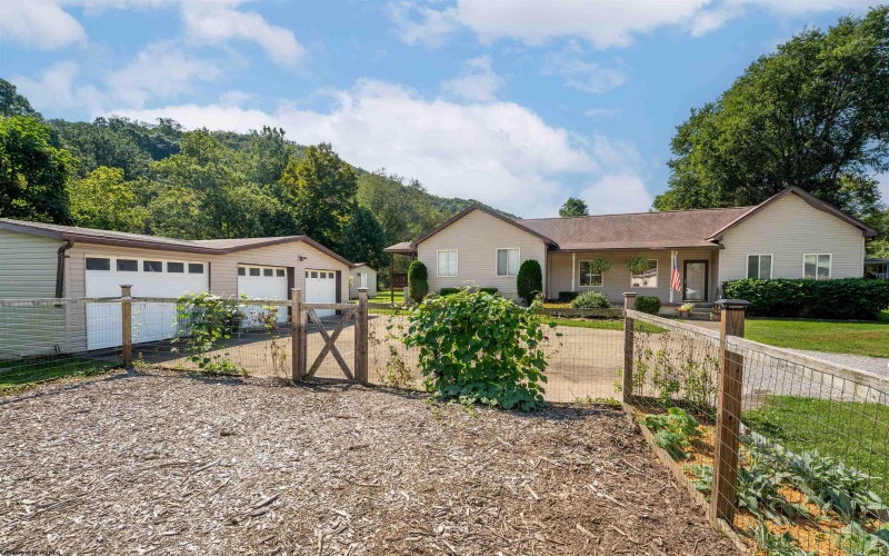 104 Dunkard Avenue, Mount Morris, Pennsylvania 15349, 3 Bedroom Bedrooms, 8 Room Rooms,2 BathroomBathrooms,Single Family Detached,For Sale,Dunkard,0,10166845