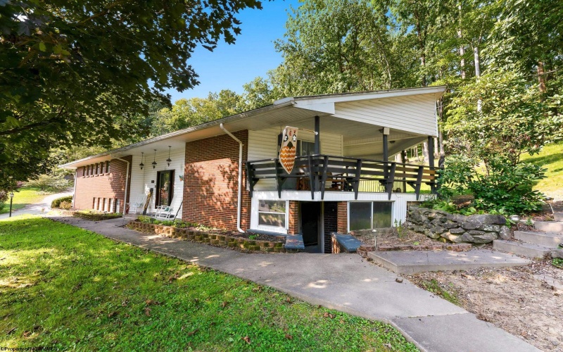105 Jaynes Drive, Fairmont, West Virginia 26554, 4 Bedroom Bedrooms, 11 Room Rooms,3 BathroomBathrooms,Single Family Detached,For Sale,Jaynes,0,10166857