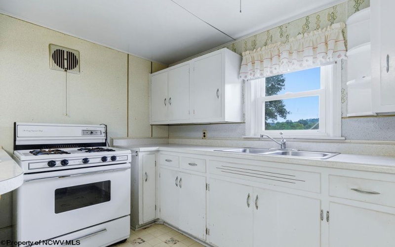331 Burton Avenue, Nutter Fort, West Virginia 26301, 4 Bedroom Bedrooms, 7 Room Rooms,1 BathroomBathrooms,Single Family Detached,For Sale,Burton,0,10166937