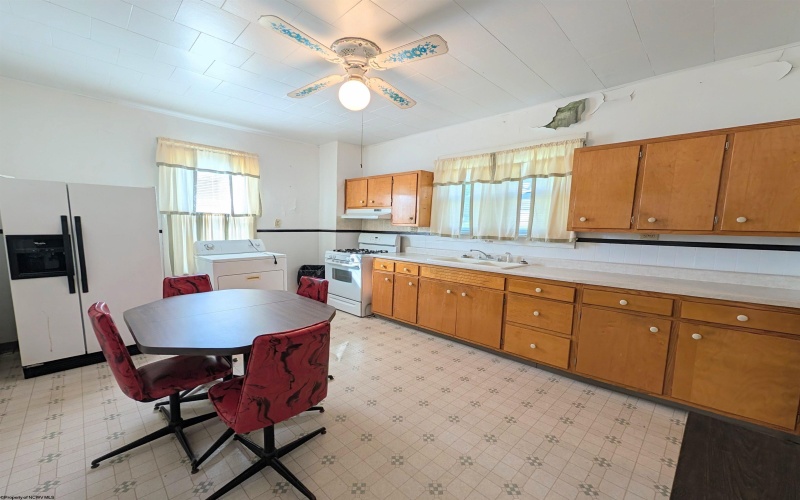 37 Summit Park Avenue, Clarksburg, West Virginia 26301, 3 Bedroom Bedrooms, 6 Room Rooms,1 BathroomBathrooms,Single Family Detached,For Sale,Summit Park,0,10166980