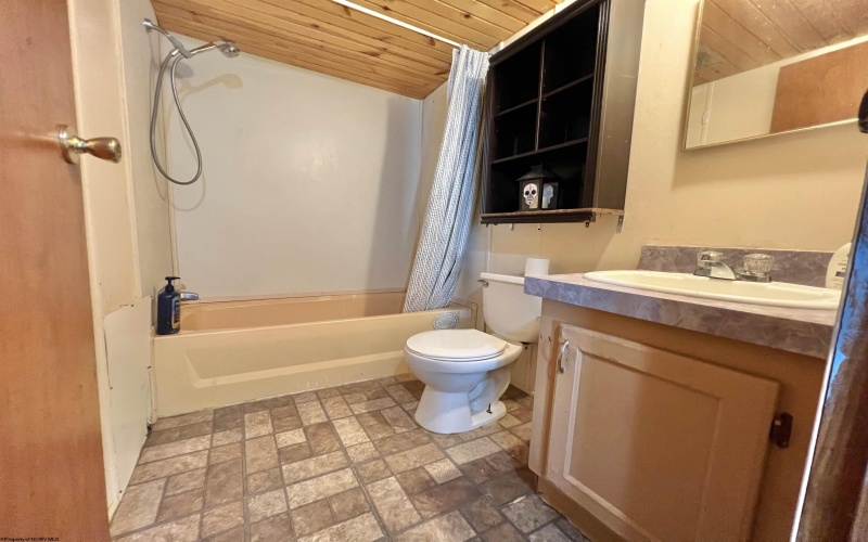238 Main Street, Burnsville, West Virginia 26335, 3 Bedroom Bedrooms, 6 Room Rooms,2 BathroomBathrooms,Single Family Detached,For Sale,Main,0,10166976