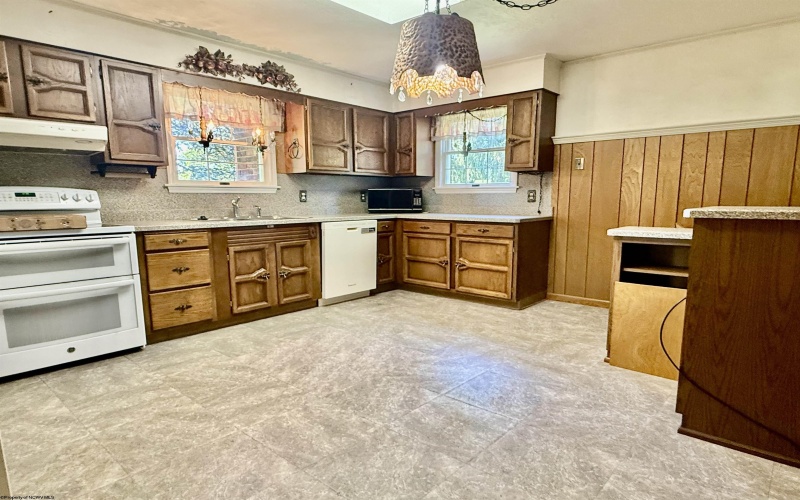 1924 Country Club Road, Fairmont, West Virginia 26554, 3 Bedroom Bedrooms, 6 Room Rooms,3 BathroomBathrooms,Single Family Detached,For Sale,Country Club,0,10166985