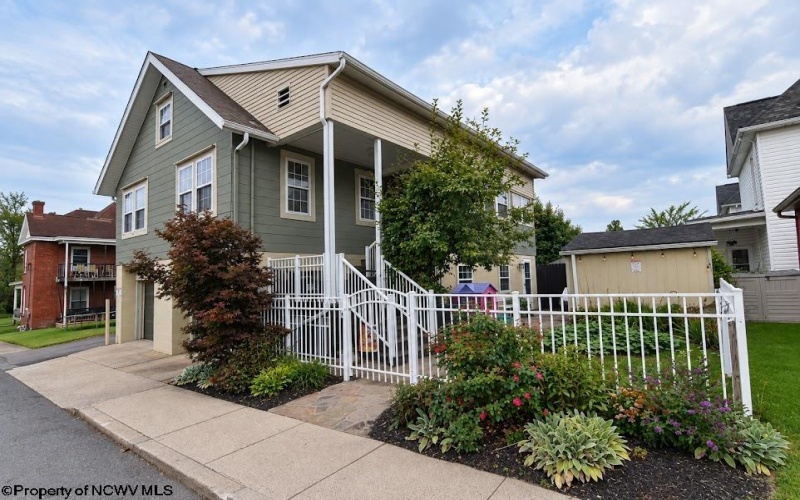 102 Dearborn Street, Fairmont, West Virginia 26554, 4 Bedroom Bedrooms, 8 Room Rooms,3 BathroomBathrooms,Single Family Detached,For Sale,Dearborn,0,10167038