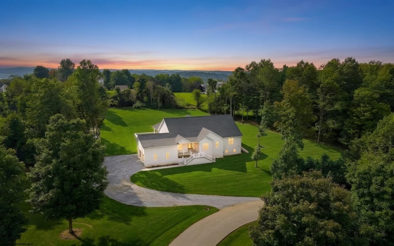 206 Jade Drive, Morgantown, West Virginia 26508, 6 Bedroom Bedrooms, 7 Room Rooms,4 BathroomBathrooms,Single Family Detached,For Sale,Jade,0,10167030