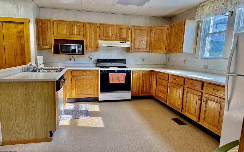 100 Madison Street, Fairview, West Virginia 26570, 3 Bedroom Bedrooms, 7 Room Rooms,2 BathroomBathrooms,Single Family Detached,For Sale,Madison,0,10167056
