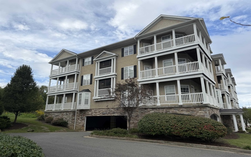 1235 Suncrest Village, Morgantown, West Virginia 26505, 3 Bedroom Bedrooms, 8 Room Rooms,3 BathroomBathrooms,Single Family Attached,For Sale,Suncrest,0,10167085