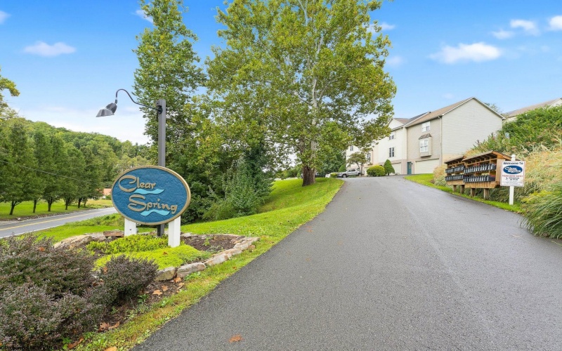 10 CLEAR SPRING Drive, Morgantown, West Virginia 26508, 3 Bedroom Bedrooms, 6 Room Rooms,2 BathroomBathrooms,Single Family Attached,For Sale,CLEAR SPRING,0,10167106