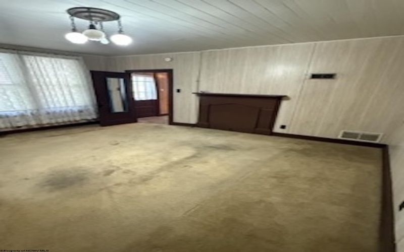 124 Main Avenue, Weston, West Virginia 26452-0001, 4 Bedroom Bedrooms, 9 Room Rooms,2 BathroomBathrooms,Single Family Detached,For Sale,Main,0,10167098
