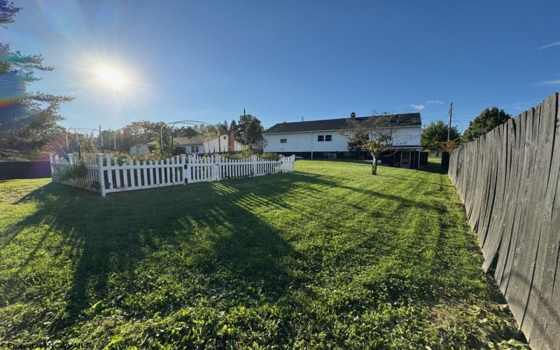 1614 Crestmont Circle, Fairmont, West Virginia 26554, 4 Bedroom Bedrooms, 11 Room Rooms,2 BathroomBathrooms,Single Family Detached,For Sale,Crestmont,0,10167116
