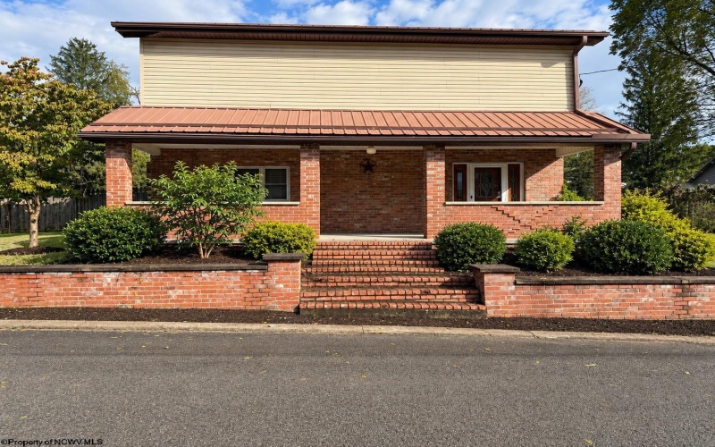 306 Naomi Street, Fairmont, West Virginia 26554, 5 Bedroom Bedrooms, 9 Room Rooms,2 BathroomBathrooms,Single Family Detached,For Sale,Naomi,0,10167128