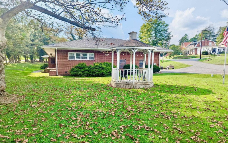 1 Circle Drive, Fairmont, West Virginia 26554, 3 Bedroom Bedrooms, 10 Room Rooms,2 BathroomBathrooms,Single Family Detached,For Sale,Circle,0,10167161