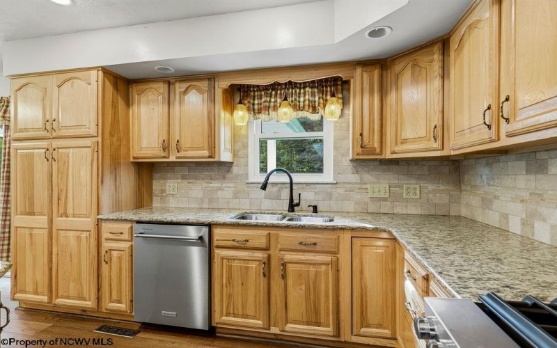 1040 Willis Drive, Morgantown, West Virginia 26501, 3 Bedroom Bedrooms, 7 Room Rooms,2 BathroomBathrooms,Single Family Detached,For Sale,Willis,0,10167180