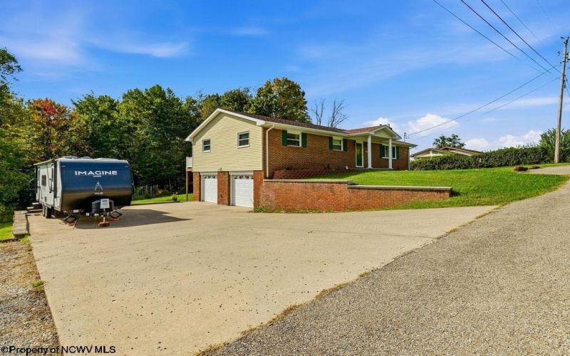 1040 Willis Drive, Morgantown, West Virginia 26501, 3 Bedroom Bedrooms, 7 Room Rooms,2 BathroomBathrooms,Single Family Detached,For Sale,Willis,0,10167180