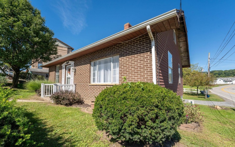 28 Dent Avenue, Granville, West Virginia 26534, 2 Bedroom Bedrooms, 6 Room Rooms,1 BathroomBathrooms,Single Family Detached,For Sale,Dent,0,10167174