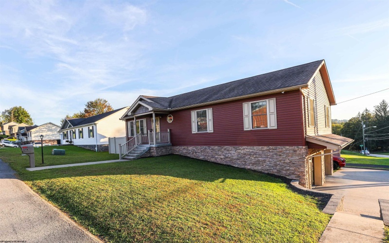 2304 Locust Drive, Fairmont, West Virginia 26554, 3 Bedroom Bedrooms, 9 Room Rooms,2 BathroomBathrooms,Single Family Detached,For Sale,Locust,0,10167202