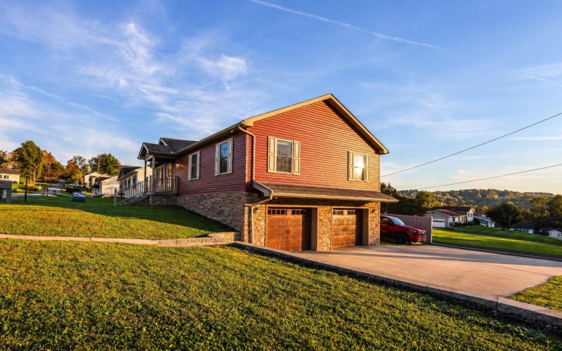 2304 Locust Drive, Fairmont, West Virginia 26554, 3 Bedroom Bedrooms, 9 Room Rooms,2 BathroomBathrooms,Single Family Detached,For Sale,Locust,0,10167202