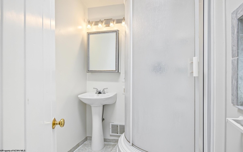 821 Idlewood Drive, Morgantown, West Virginia 26505, 2 Bedroom Bedrooms, 6 Room Rooms,2 BathroomBathrooms,Single Family Detached,For Sale,Idlewood,0,10167213