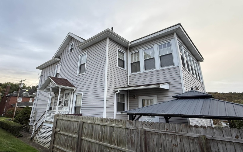 212 Vermont Avenue, Clarksburg, West Virginia 26301, 4 Bedroom Bedrooms, 8 Room Rooms,2 BathroomBathrooms,Single Family Detached,For Sale,Vermont,0,10167365 212 Vermont Avenue, Clarksburg, West Virginia 26301, 4 Bedroom Bedrooms, 8 Room Rooms,2 BathroomBathrooms,Single Family Detached,For Sale,Vermont,0,10167365
